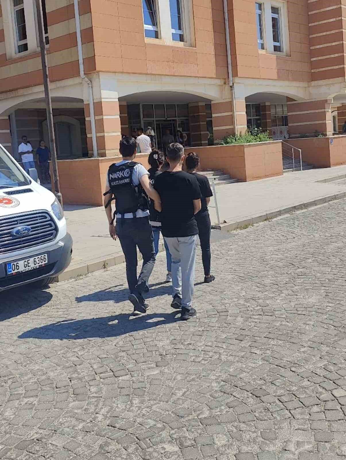 Kastamonu’da üzerlerinde yapılan aramada uyuşturucu madde ele geçirilen 2 şüpheli