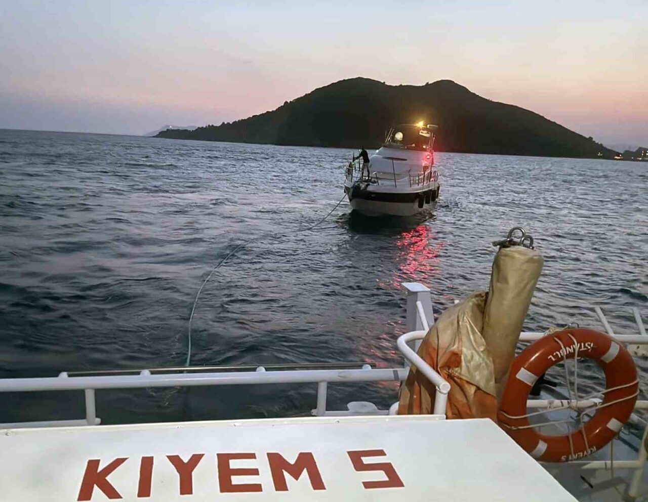 Muğla’nın Fethiye ilçesi Katrancı adası önlerinde makine arızası yapan tekne,