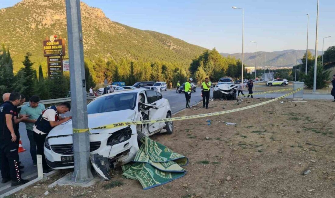Burdur’un Bucak ilçesi Burdur-Antalya kara yolunda iki otomobilin kavşakta çarpışması