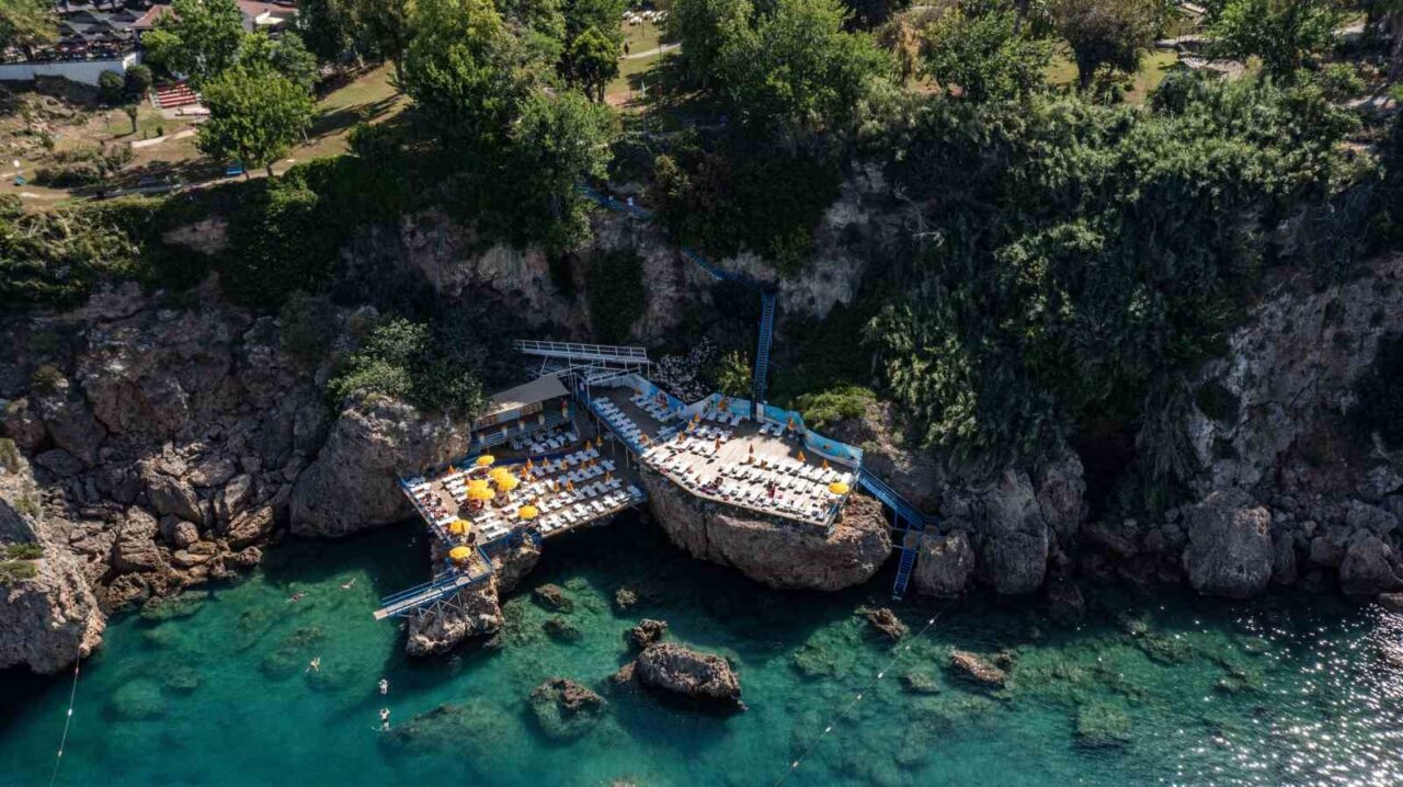 Antalya’nın doğa harikası falezlerinin Akdeniz’le buluştuğu noktada yer alan Muratpaşa