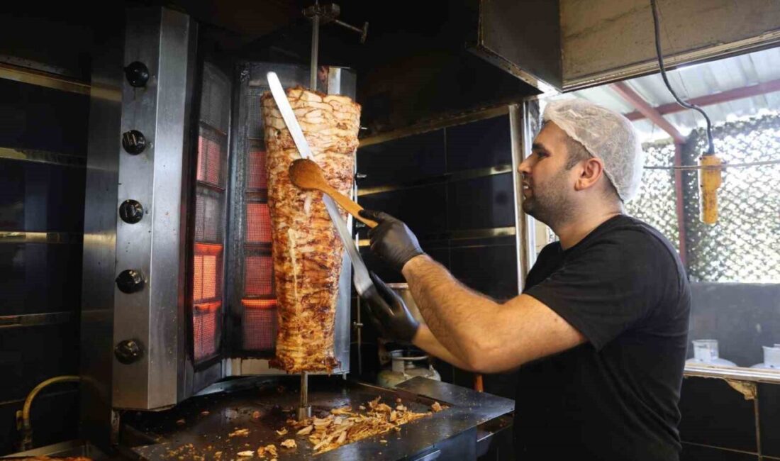 Hatay’da kavurucu sıcaklıkların artmasıyla olumsuz etkilenen dönerci ustası Bilal Tanin,