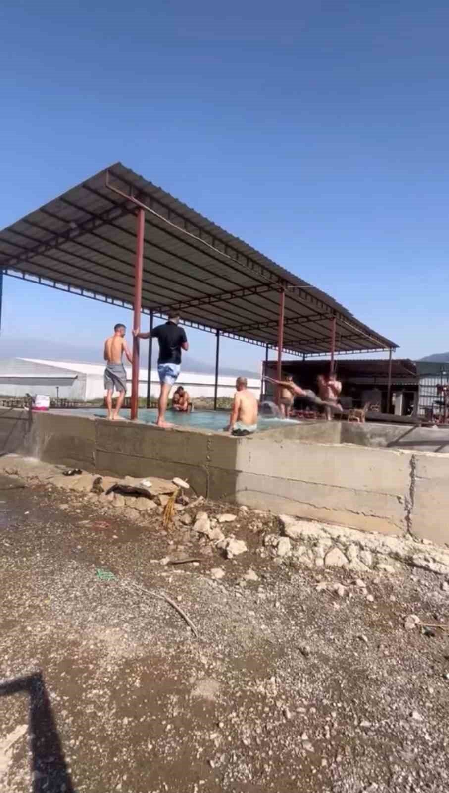 Hatay’da sıcak havanın 45 derecenin üzerine çıkmasıyla bunalan tarım işçileri,
