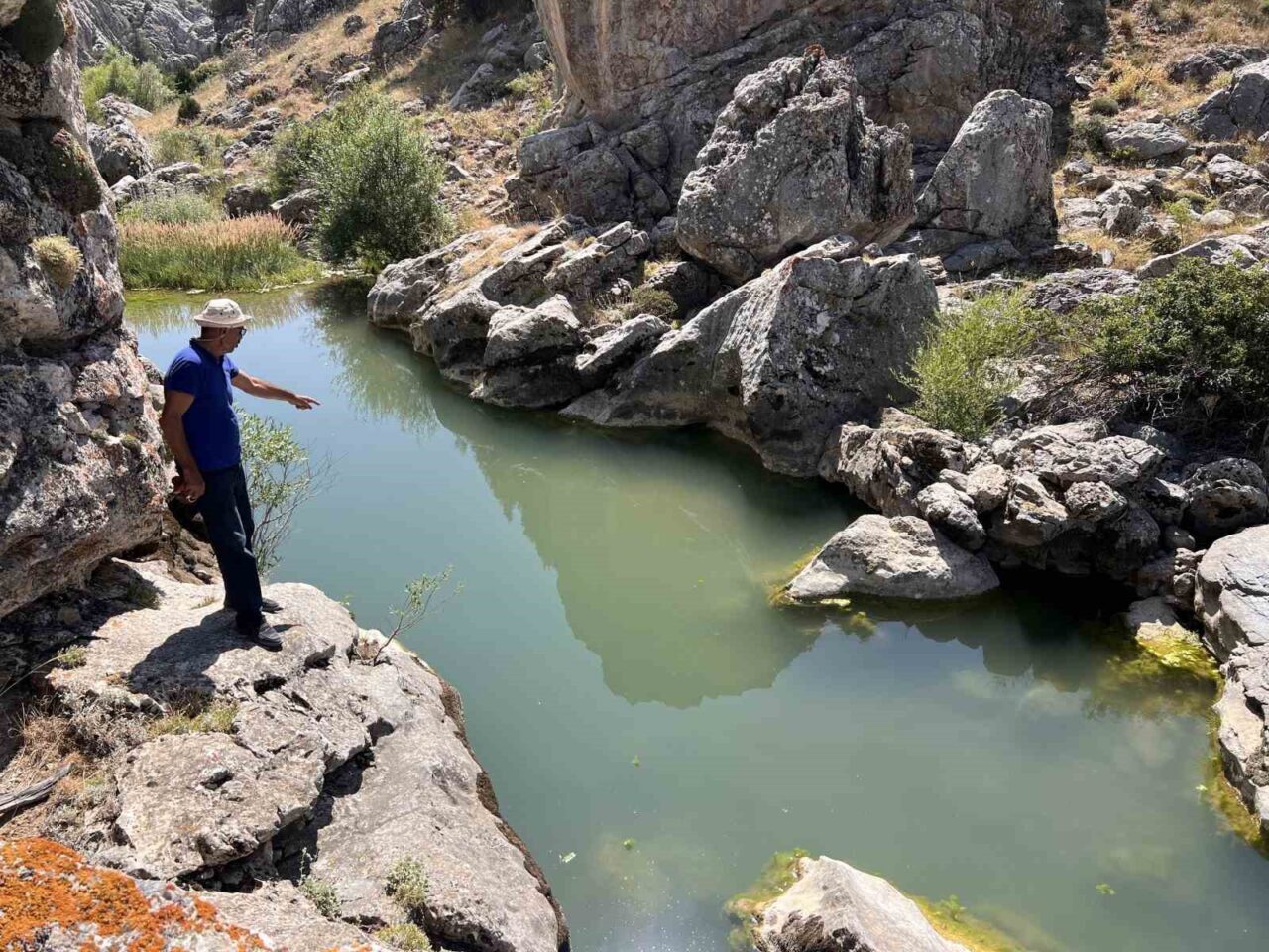 Kahramanmaraş’ın Onikişubat ilçesinde yer alan Engizek Yaylası’ndaki doğal göl, zirvede