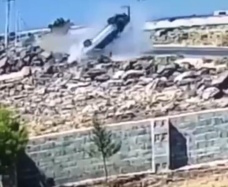 Şanlıurfa’nın Viranşehir ilçesinde kayalıklara çarparak devrilen otomobildeki 2 kişi yaralanırken,