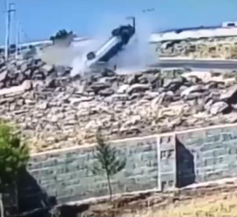 Şanlıurfa’nın Viranşehir ilçesinde kayalıklara çarparak devrilen otomobildeki 2 kişi yaralanırken,