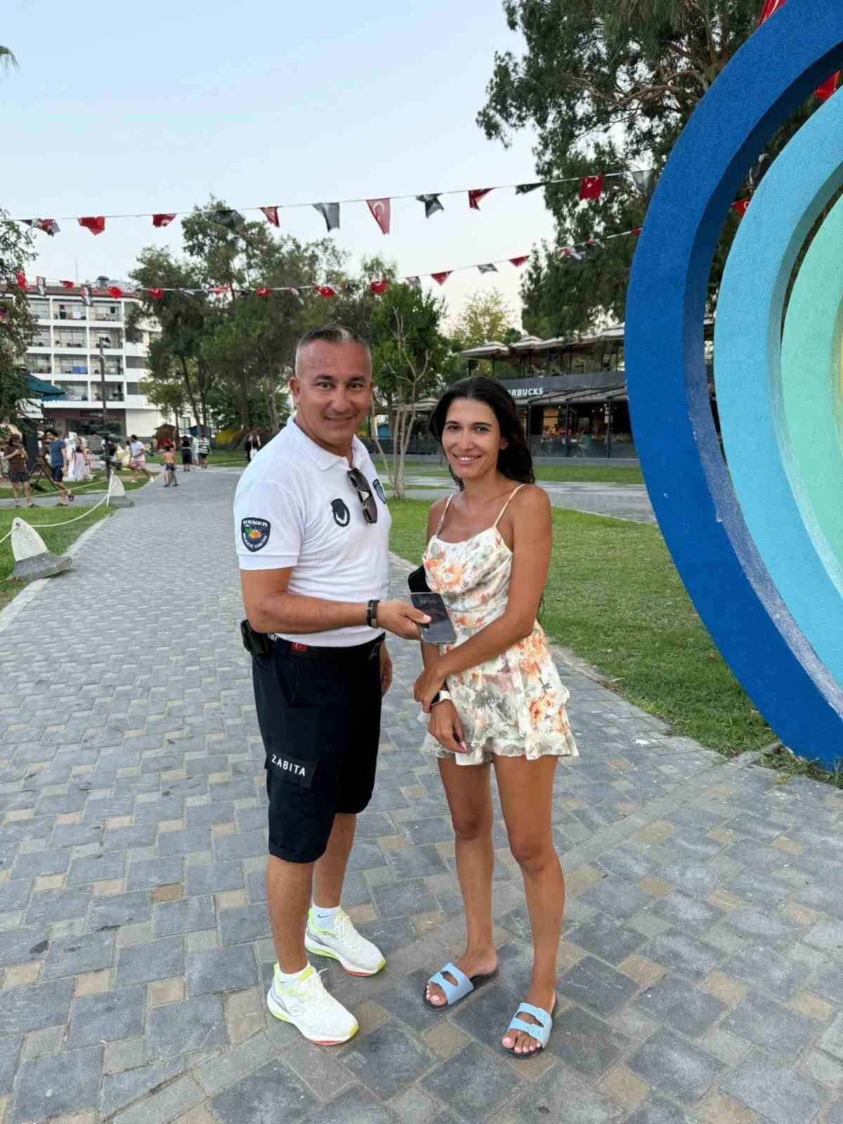 Kemer Belediyesi Zabıta Müdürlüğü ekipleri, Kemer Belediyesi Deniz Kafe çevresinde