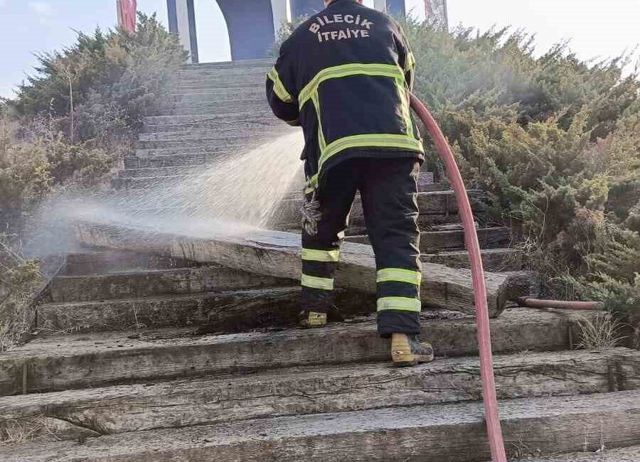 Bilecik’in simgeleri arasında yer alan Kayı Anıtı’na çıkan tahta merdivenlerdeki