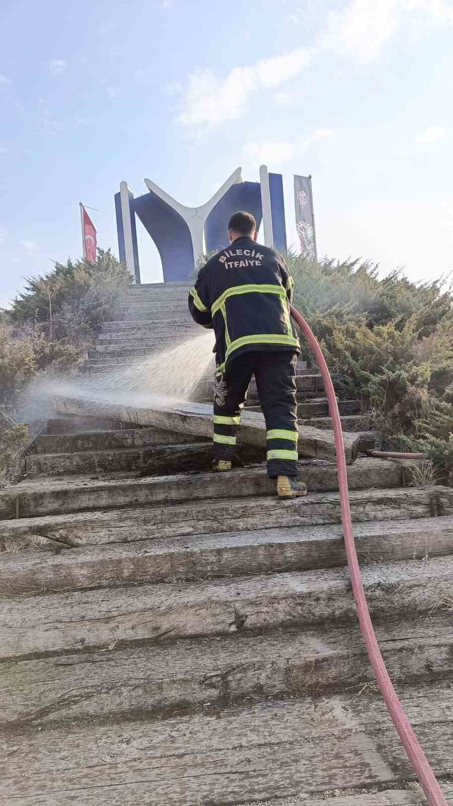 Bilecik’in simgeleri arasında yer alan Kayı Anıtı’na çıkan tahta merdivenlerdeki
