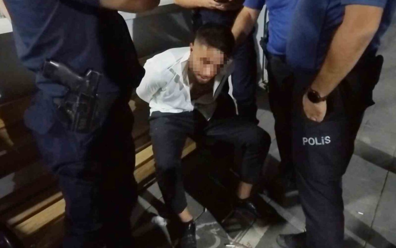 Aksaray’da eşini götürdüğü iddiasıyla kayınbiraderiyle tartışan şahıs, hastane önünde belindeki