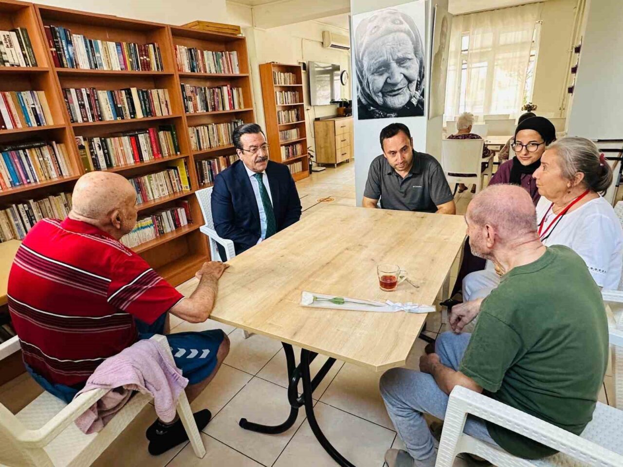 Burhaniye Kaymakamı Cumali Atilla, Burhaniye Huzurevi Vakfı Özel Eczacı Kenan