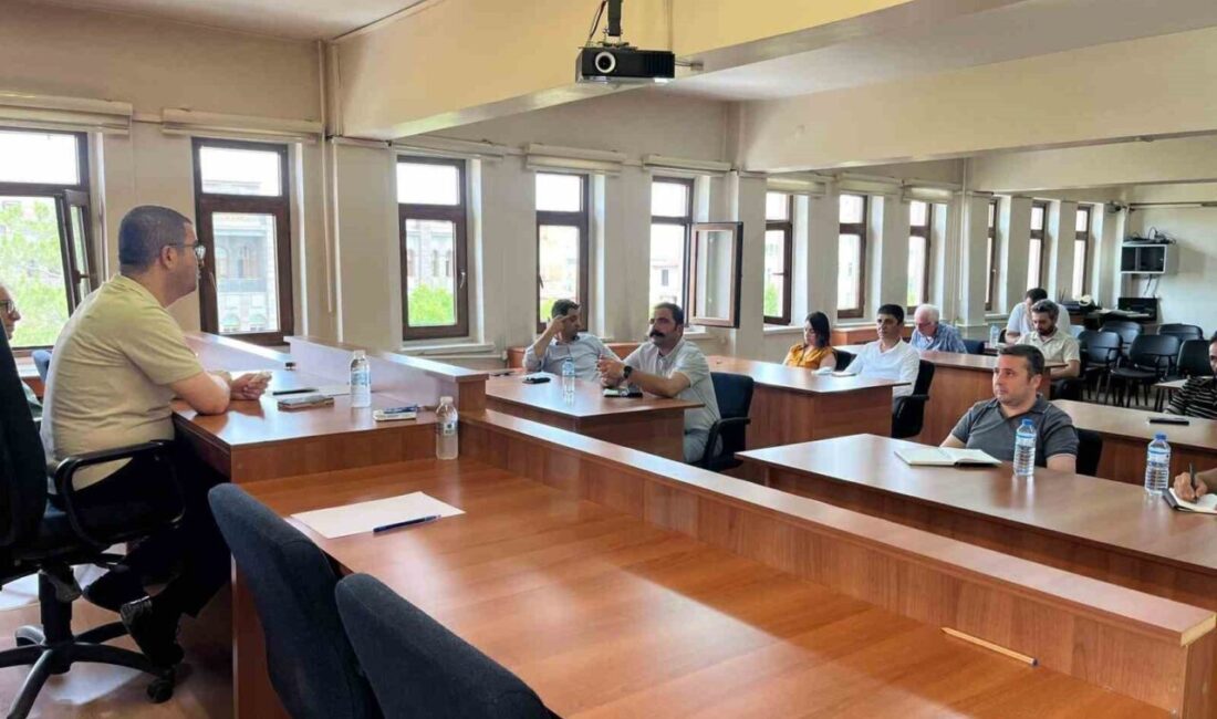 Kağızman Kaymakamı ve Belediye Başkan Vekili Okan Daştan, mahalle muhtarlarıyla