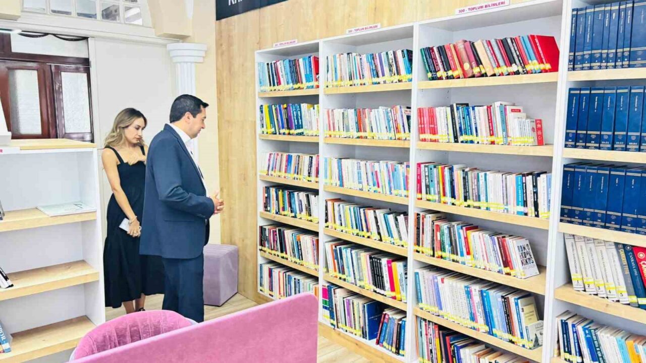 Balıkesir’in Havran Kaymakamı Muhammed Evlice, ilçedeki Millet Kütüphanesi’ni ziyaret ederek
