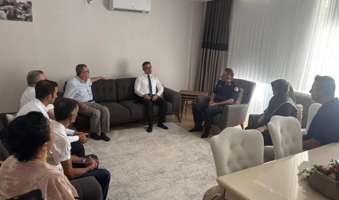 Soma Kaymakamı Ünal Koç, Şehit Muhammed Fatih Durhan’ın ailesini ziyaret