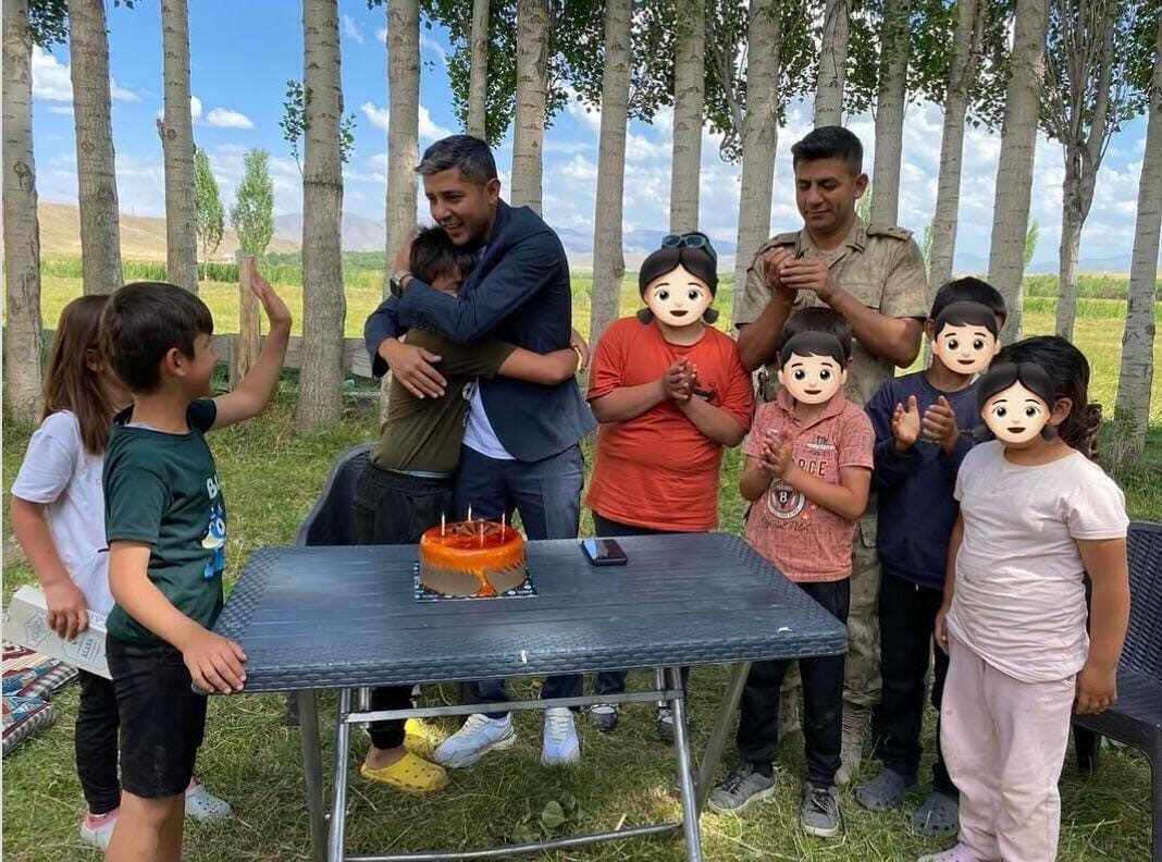 Hamur Kaymakamı Mehmet Nesip Mahir öncülüğünde başlatılan “Sen Gül Dünya