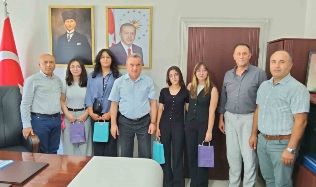 Bilecik’in Bozüyük ilçesinde 2025 YKS de ilçede başarılı olan öğrenciler