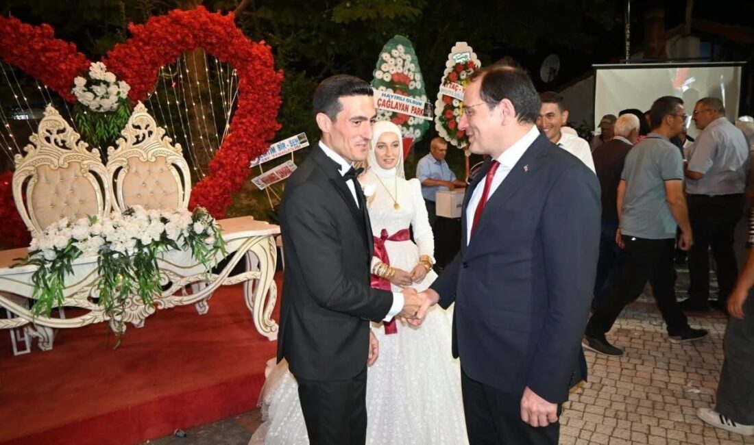 Afyonkarahisar’da Çay ilçesi Kaymakamı Hasan Hüsnü Türker, Çay Sosyal Yardımlaşma