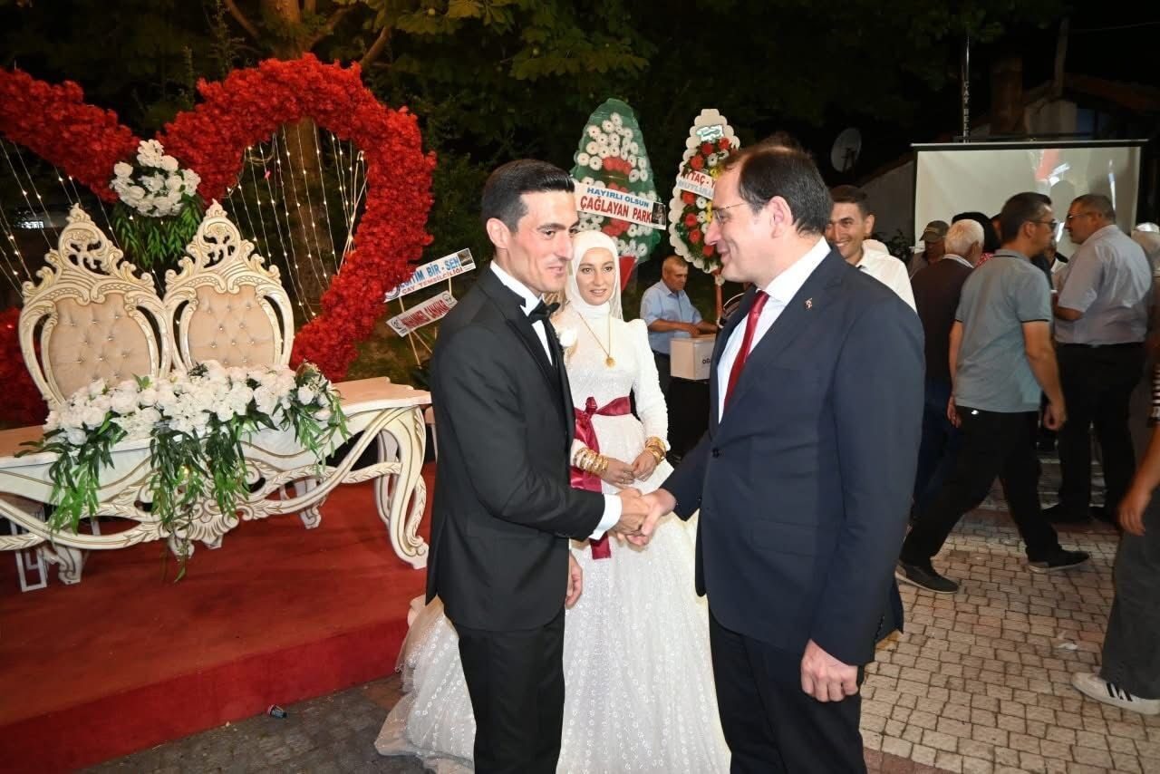 Afyonkarahisar’da Çay ilçesi Kaymakamı Hasan Hüsnü Türker, Çay Sosyal Yardımlaşma