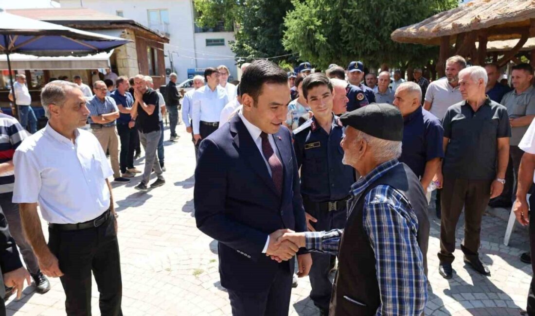 Afyonkarahisar Dinar ilçesi Kaymakamı Hasan Uğuz, vatandaşlarla bir araya gelerek