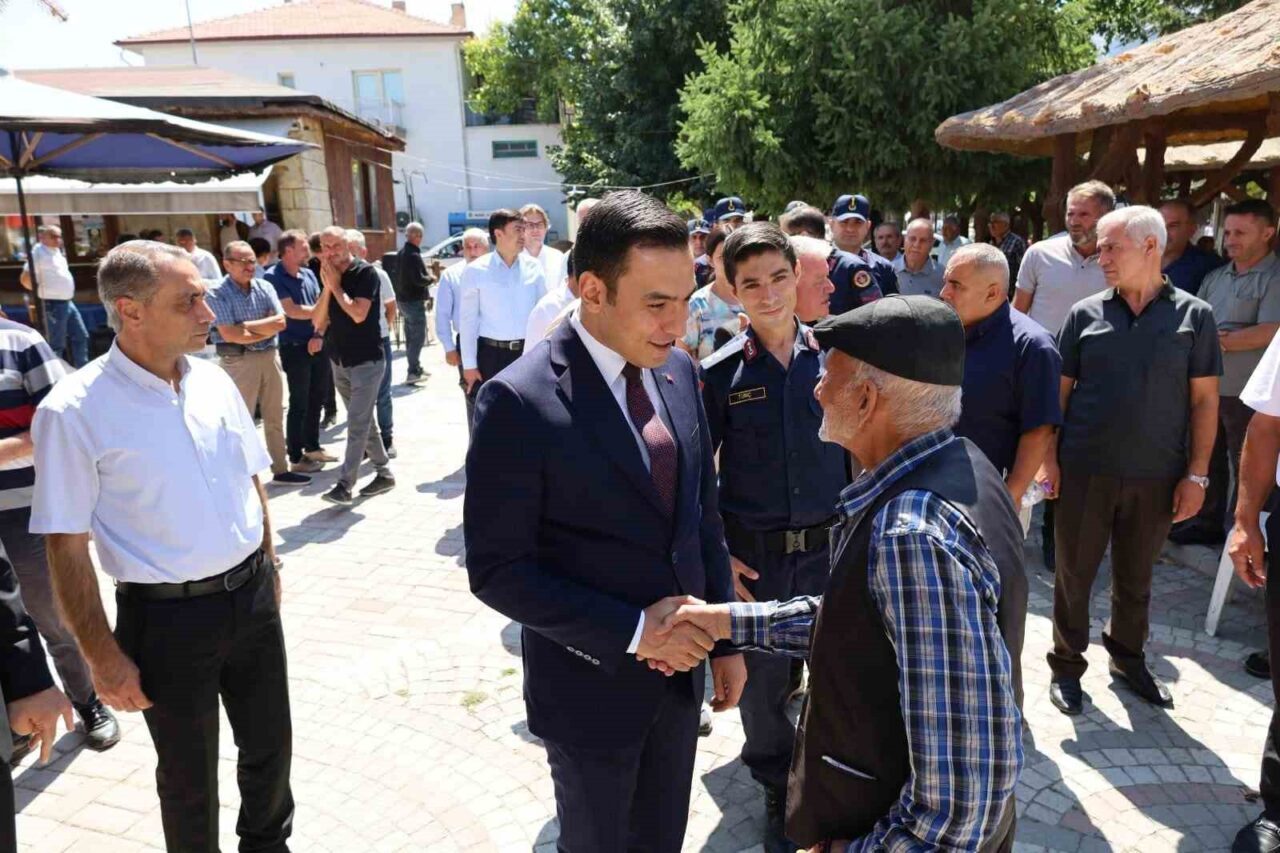 Afyonkarahisar Dinar ilçesi Kaymakamı Hasan Uğuz, vatandaşlarla bir araya gelerek