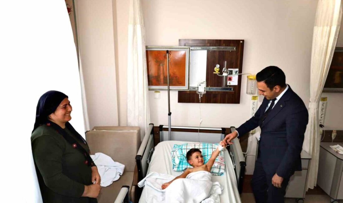 Afyonkarahisar Dinar Kaymakamı Hazan Uğuz, Dinar İlçe Devlet Hastanesi’ndeki idarecileri