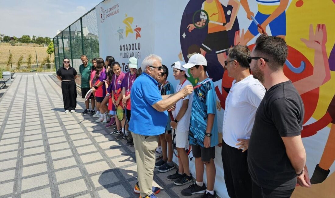 Kayseri kız ve erkek tenis takımları elde ettikleri dereceler ile