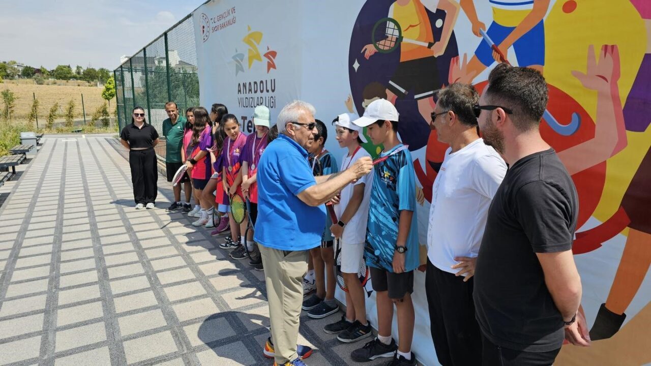 Kayseri kız ve erkek tenis takımları elde ettikleri dereceler ile