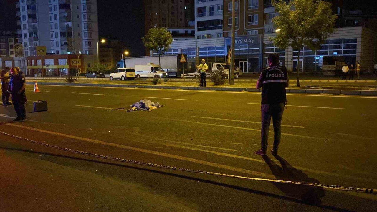 Kayseri’nin Melikgazi ilçesinde yaşanan feci trafik kazasında, yolun karşısına geçmek