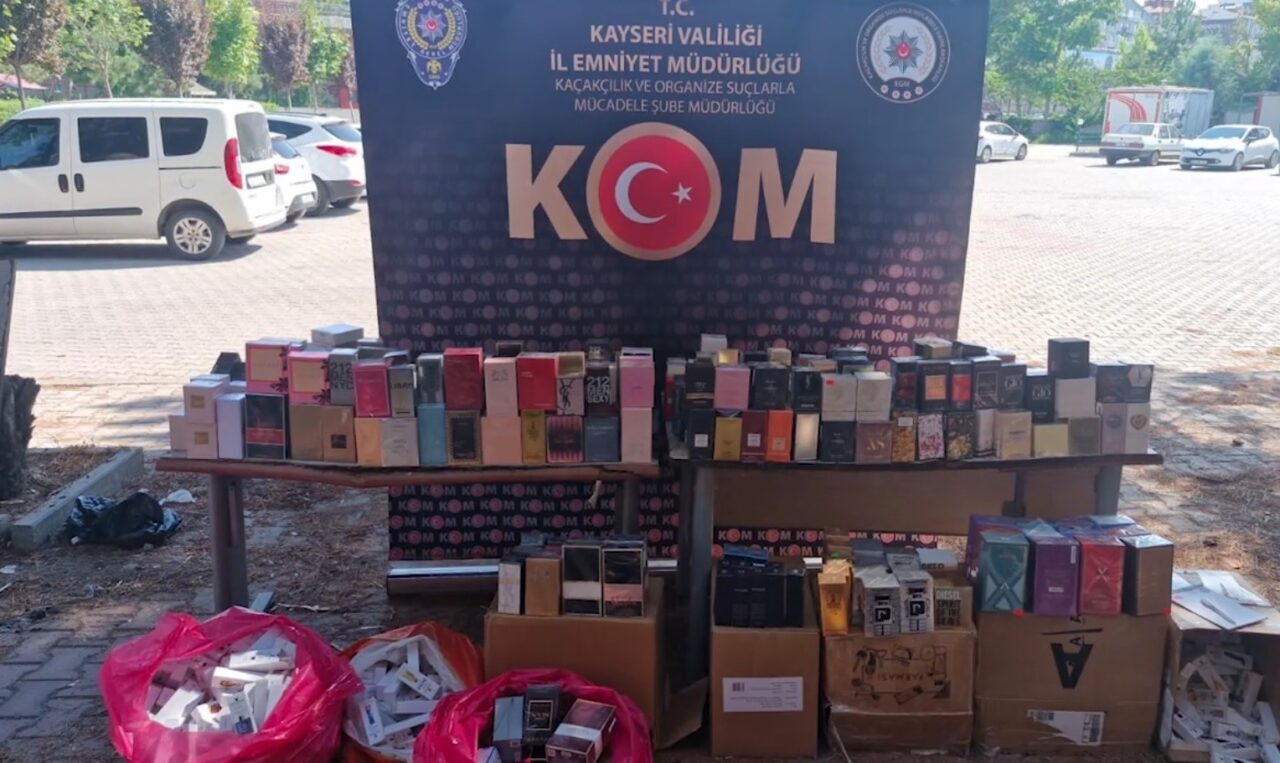 Kayseri’de polis ekipleri tarafından düzenlenen operasyonda, kaçak parfüm satışı yapan