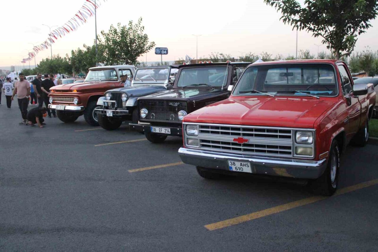 Kayseri’de 7’incisi düzenlenen Erciyes Klasik Otomobilciler Derneği Festivali başladı. Festivalde