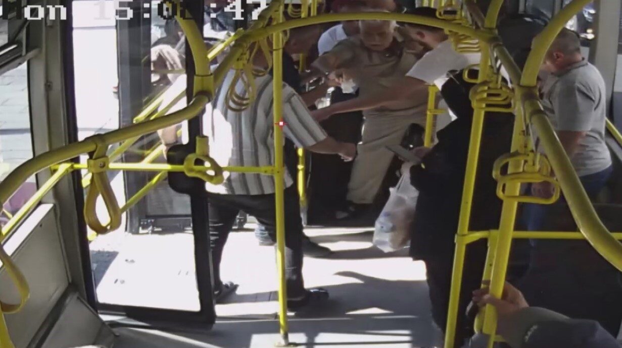 Kayseri Büyükşehir Belediyesi özel halk otobüsü şoförü, fenalaşan yolcuyu güzergah