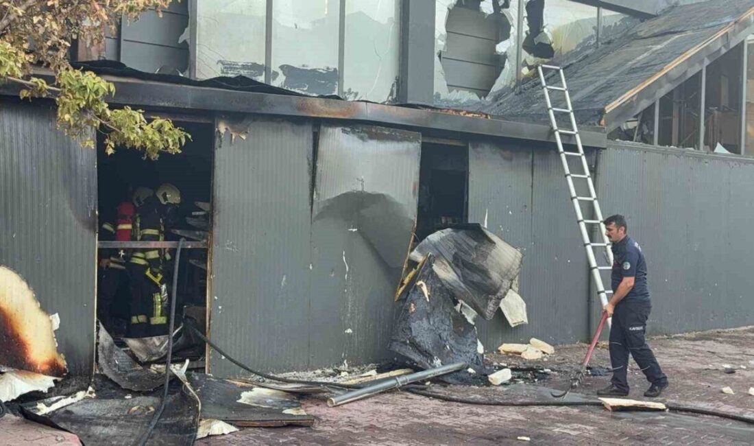 Kayseri’nin Melikgazi ilçesinde bir zincir marketin deposu çıkan yangında hasar