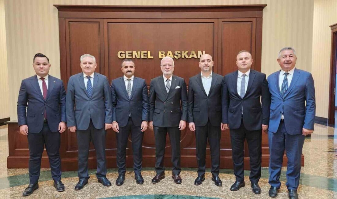 Kayseri Ticaret Borsası (KTB) Yönetim Kurulu Başkanı Recep Bağlamış, beraberinde