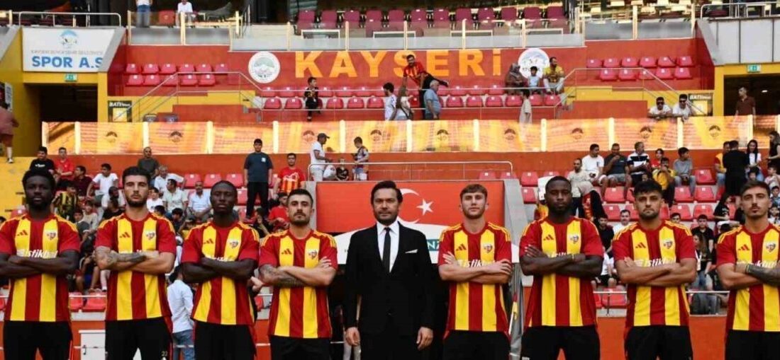 Kayserispor’da kadroya katılan 8 futbolcu görücüye çıkarıldı. Süper Lig ekiplerinden