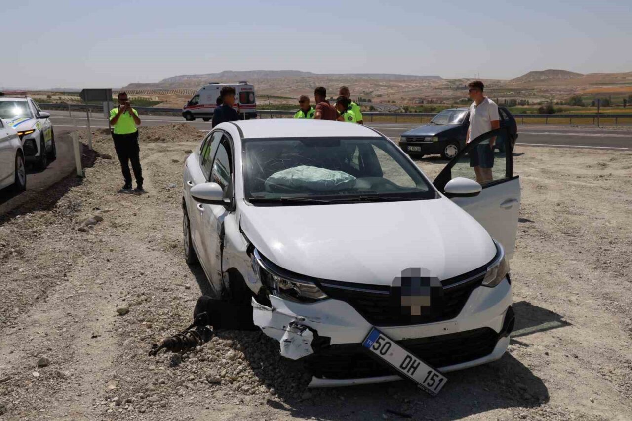 Nevşehir’de kontrolden çıkan otomobil önce yol kenarındaki demir bariyerlere çaptı,