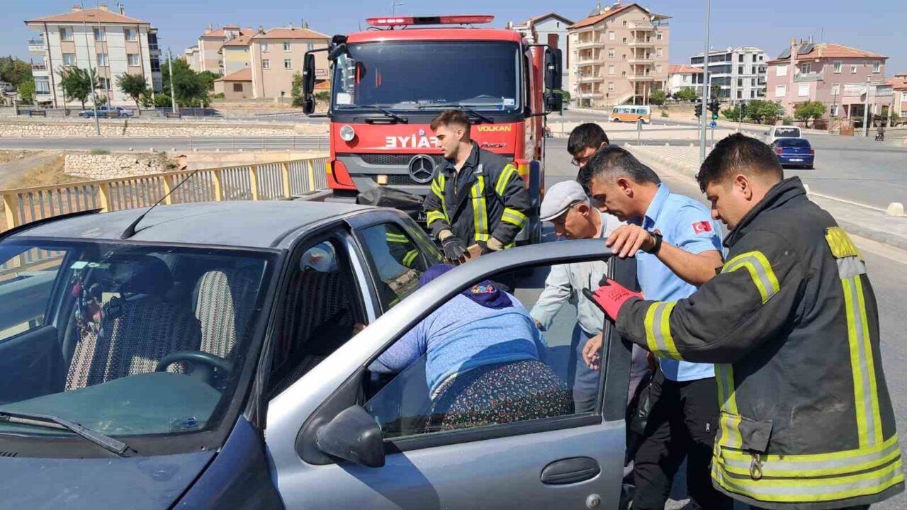 Karaman’da iki otomobilin kavşakta çarpışması sonucu meydana gelen kazada 3