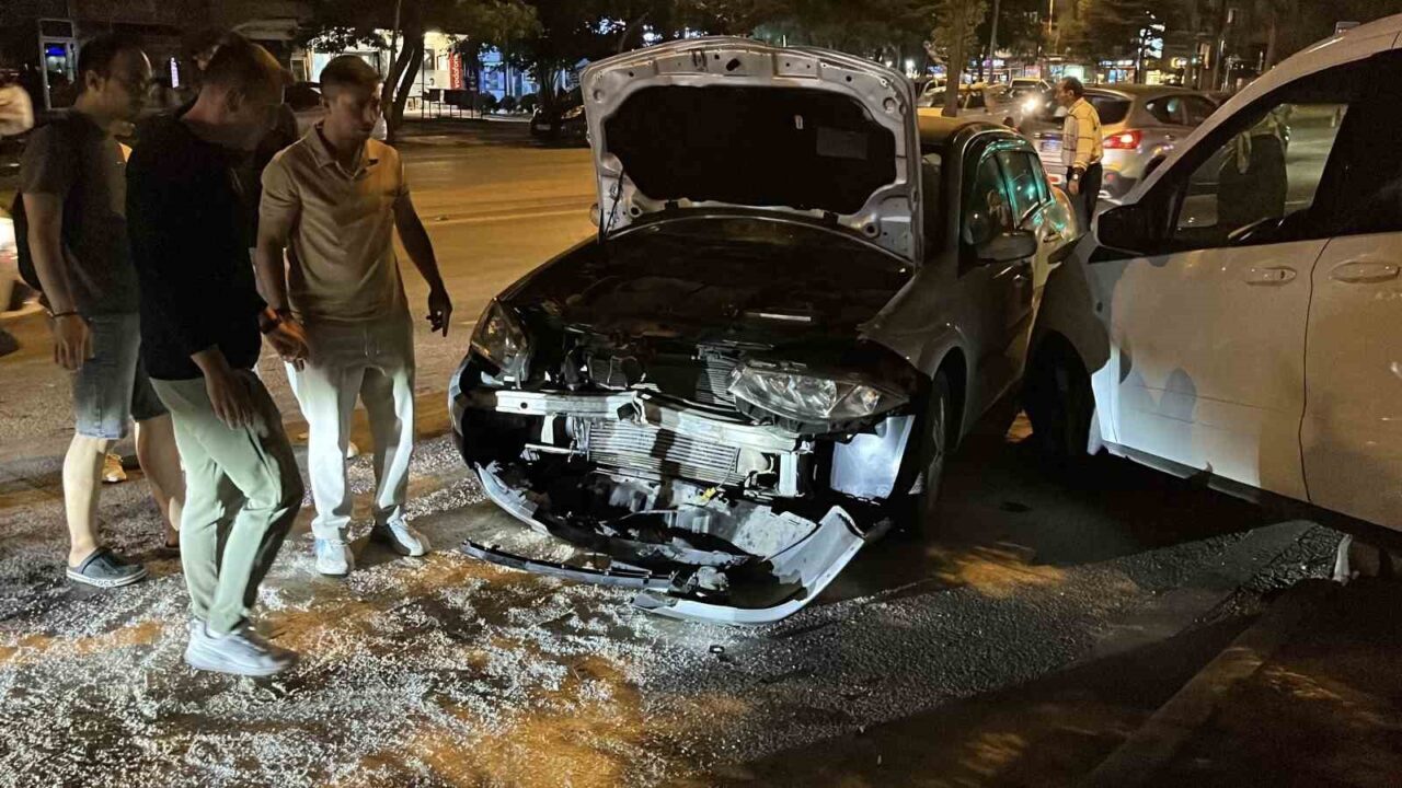 Konya’da çarpışan otomobillerin park halindeki aracı savurması sonucu kaldırımda yürüyen