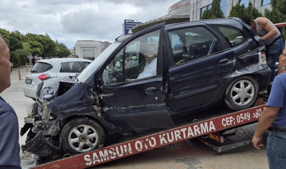 Samsun’da bariyerlere çarpan otomobil hurdaya döndü. Engelli sürücü, aracından inmeyip