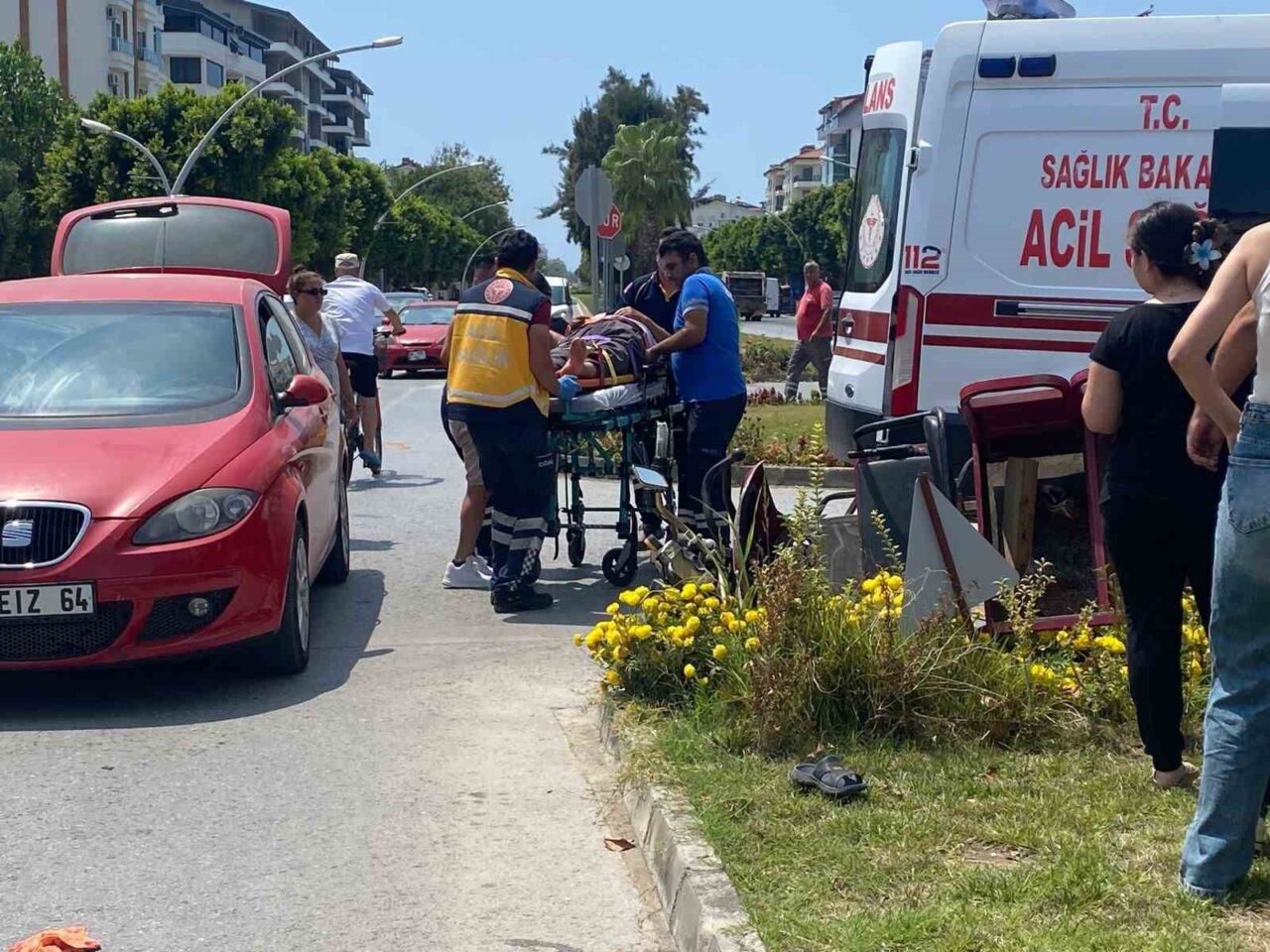 Antalya’nın Gazipaşa ilçesinde otomobille üç tekerlekli elektrikli motosikletin çarpışması sonucu