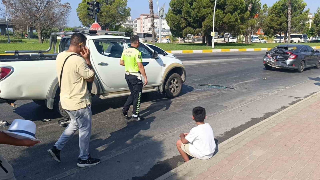 Antalya’nın Manavgat ilçesinde kırmızı ışıkta bekleyen otomobile kamyonetin çarpması sonucu