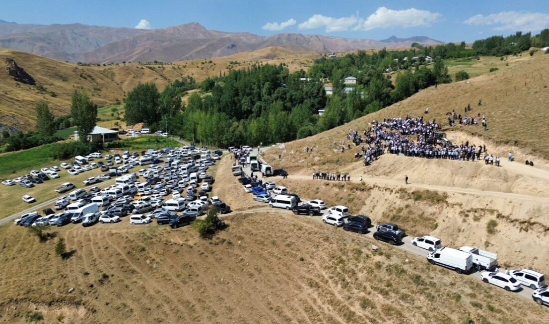 Yüksekova-Van kara yolunda tır ile hafif ticari aracın çarpışması sonucu