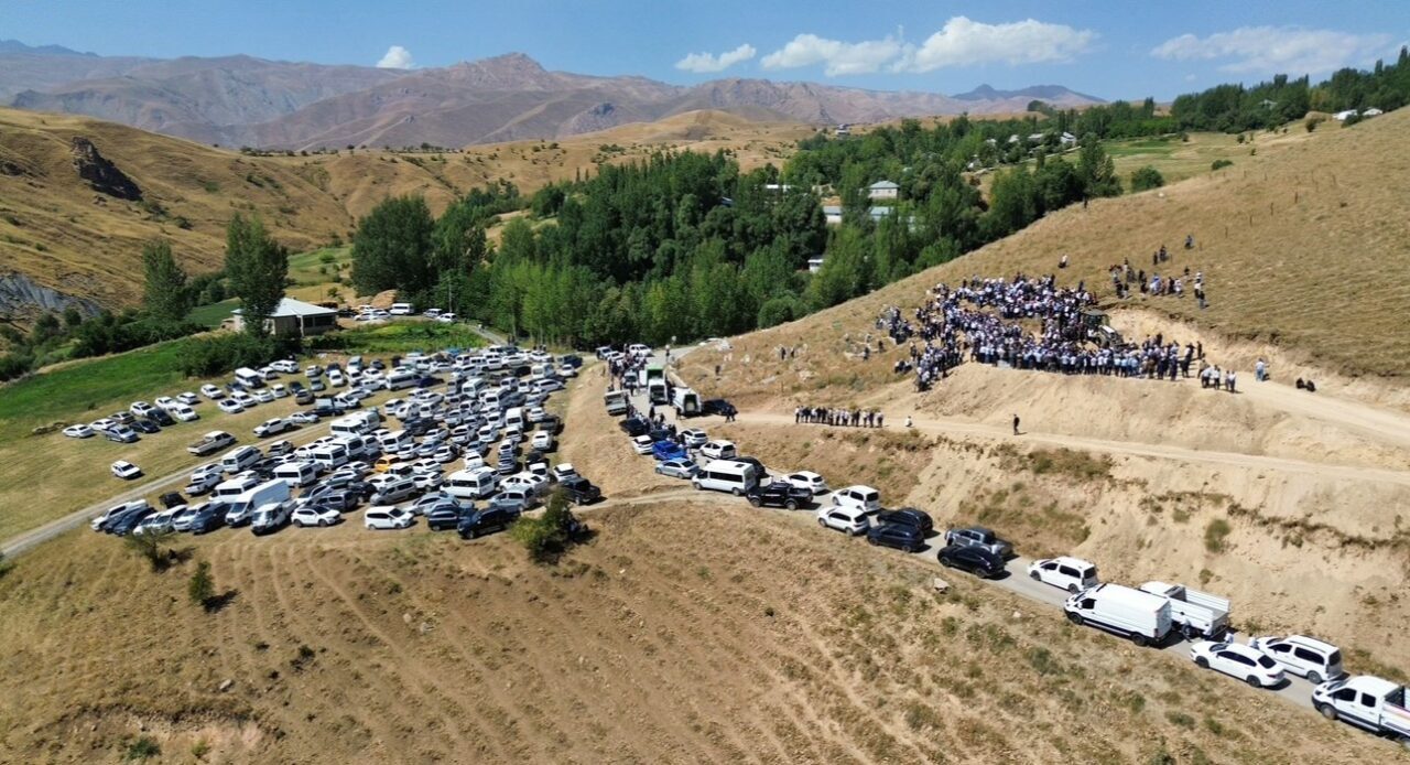 Yüksekova-Van kara yolunda tır ile hafif ticari aracın çarpışması sonucu
