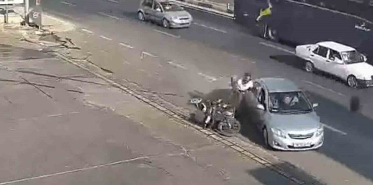 Antalya’nın Serik ilçesinde bir motosikletle otomobil çarpıştı. Kazada motosiklet sürücüsü