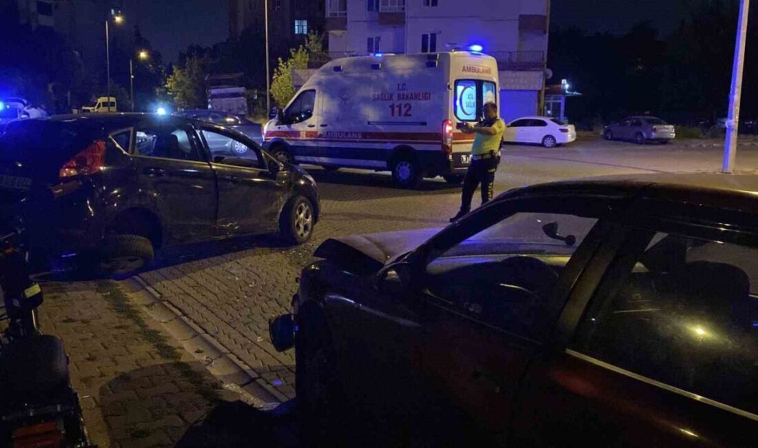 Kayseri’nin Melikgazi ilçesinde 2 otomobil çarpışırken, kazadan savrulan bir otomobil