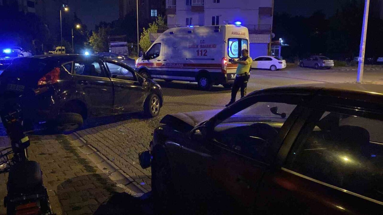 Kayseri’nin Melikgazi ilçesinde 2 otomobil çarpışırken, kazadan savrulan bir otomobil