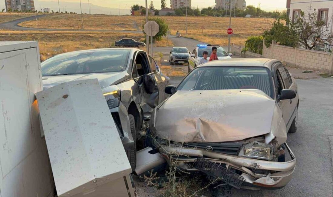 Kayseri’nin Melikgazi ilçesinde iki otomobil çarpışırken, savrulan otomobil trafoya çarptı.