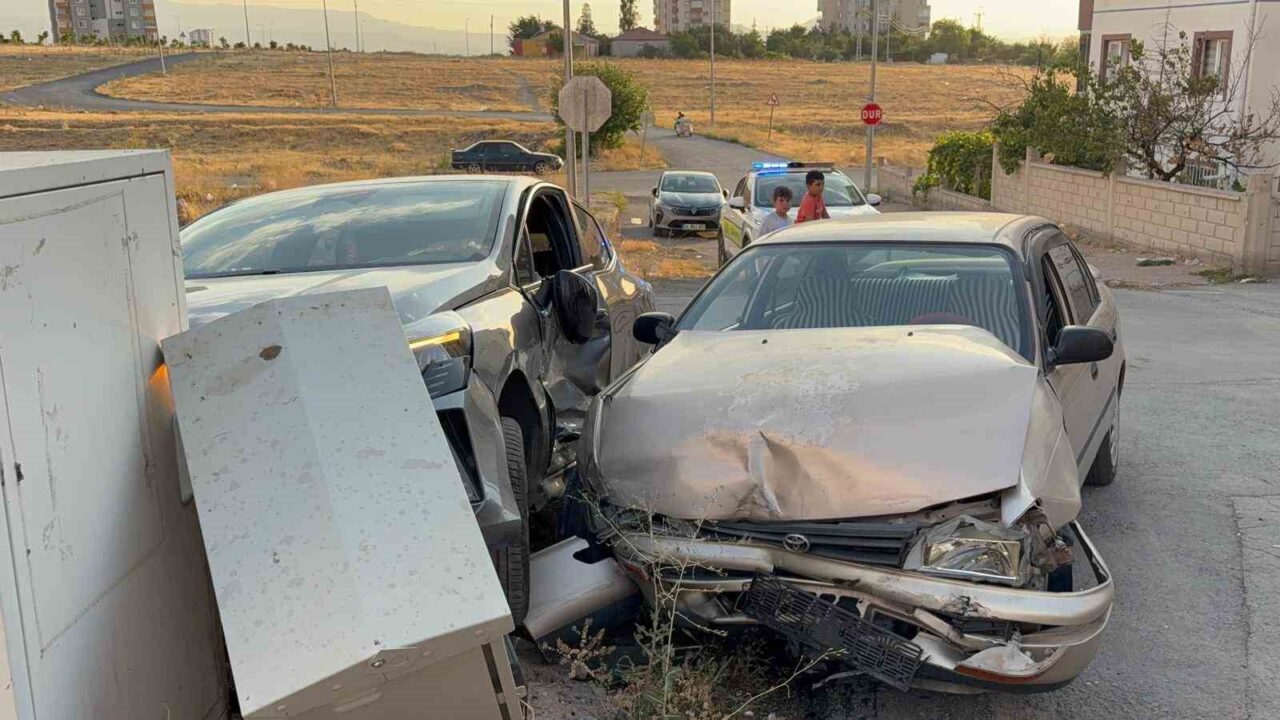 Kayseri’nin Melikgazi ilçesinde iki otomobil çarpışırken, savrulan otomobil trafoya çarptı.