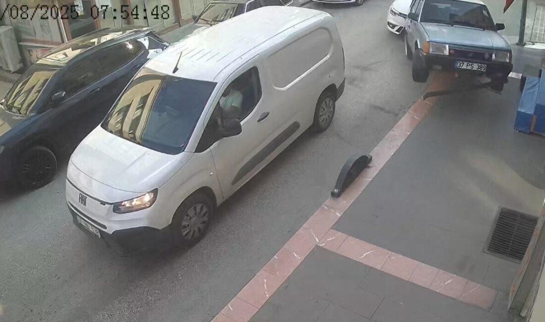 Kastamonu’da kazaya karışan iki otomobil, savrularak önce park halindeki araçlara