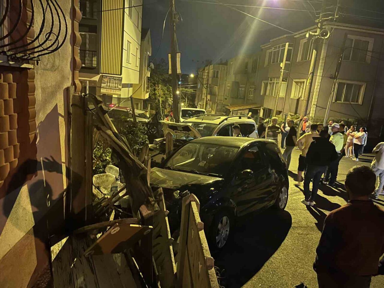 Tekirdağ’ın Çorlu ilçesinde iki aracın çarpıştığı ve 2 kişinin hafif