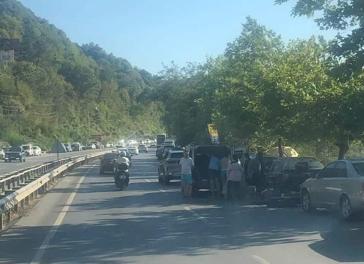 Zonguldak’ın Ereğli ilçesinde plajlar mevkiinde karayoluna park edilen araçlar faciaya