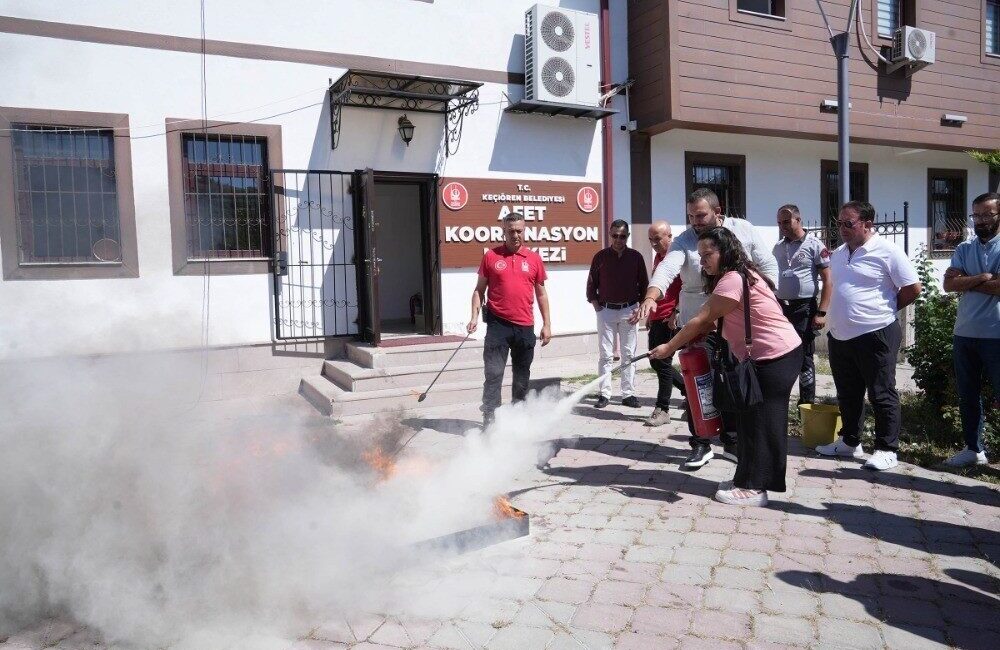 Keçiören Belediyesi tarafından personele afet ve yangın eğitimi verildi. Keçiören
